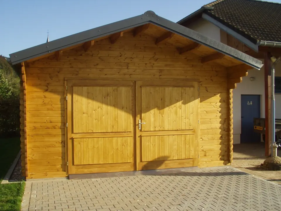 Garage en madriers lasuré, porte double, pavés