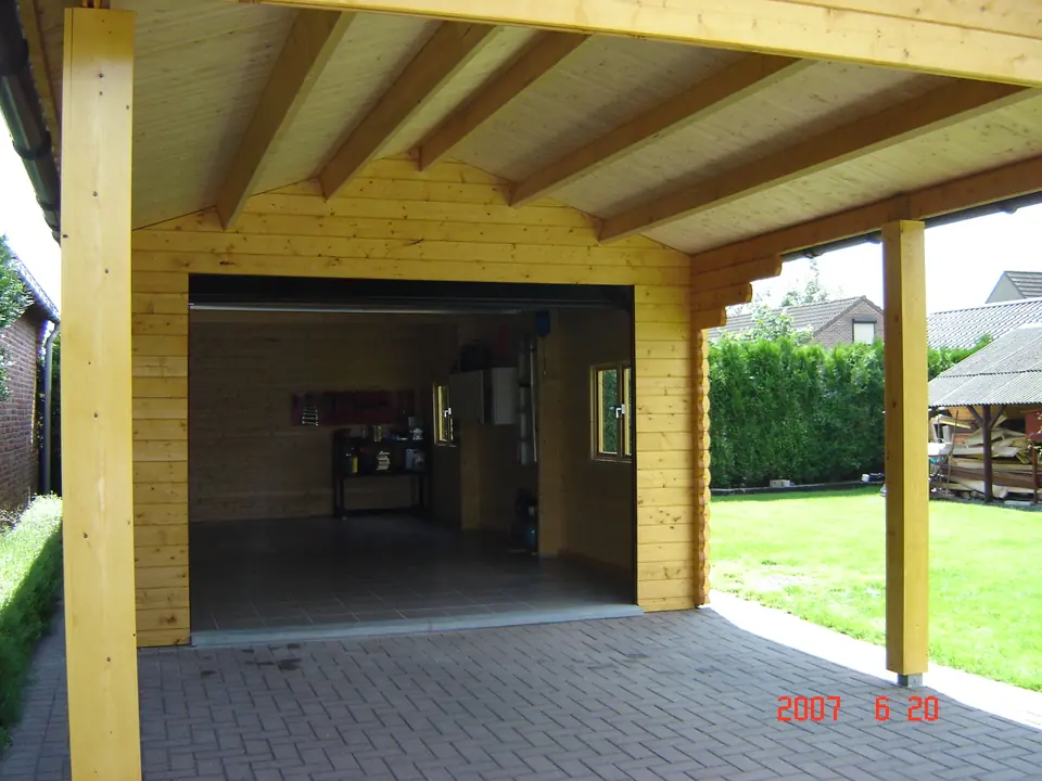 Carport lasuré accolé au garage, vue sous l'auvent