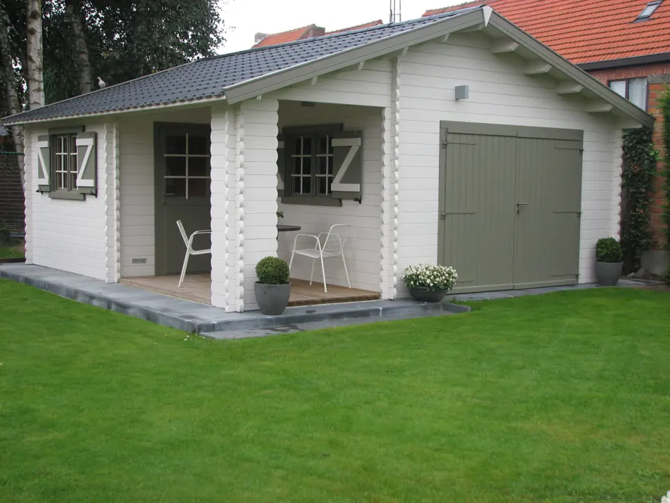 Garage en madriers peint blanc, terrasse, pelouse