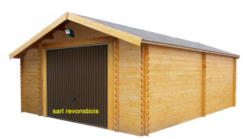 Garage en madriers sur fond blanc, porte brune