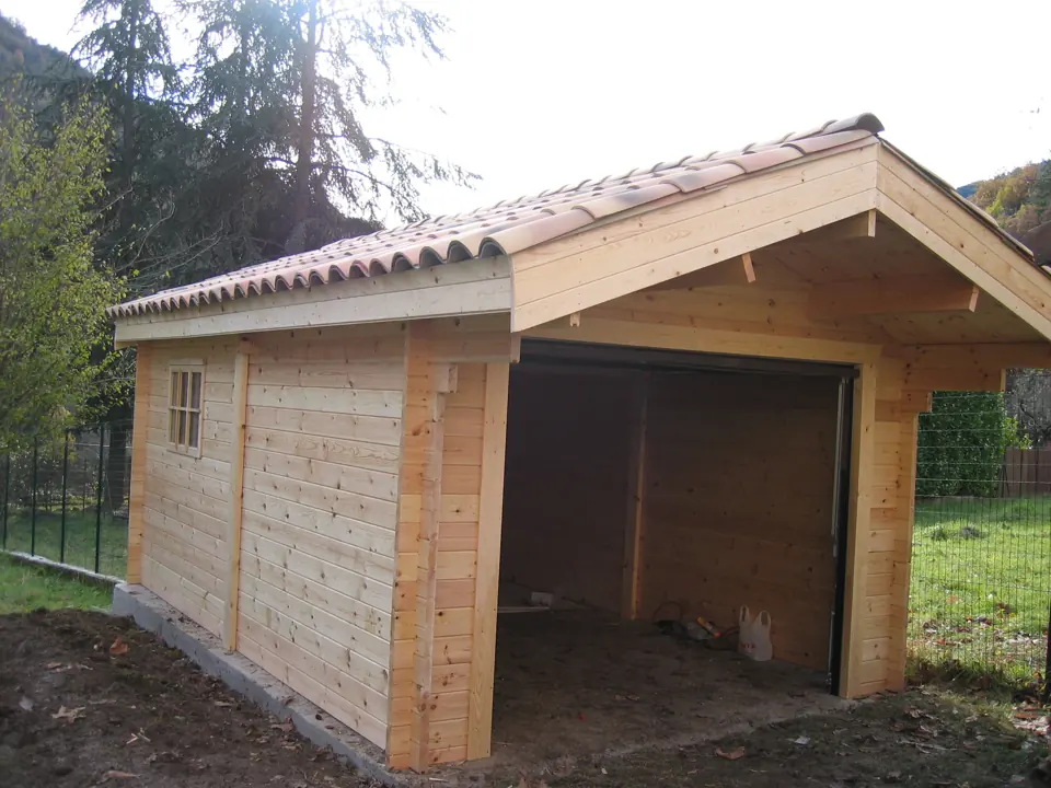 Garage en madriers, toit tuiles, ouverture béante