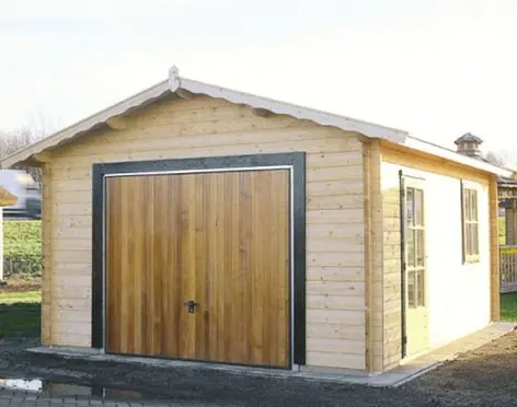 Garage en madriers clair, porte bois cadre noir