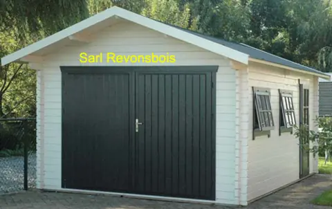 Garage en madriers peint blanc, porte noire