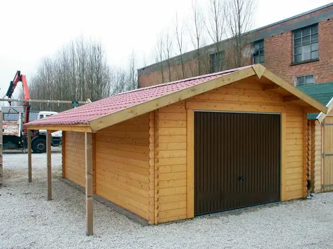 Garage en madriers avec auvent latéral, filigrane