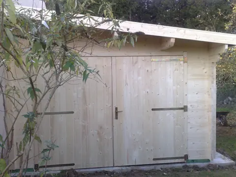 Garage monopente en madriers, porte double